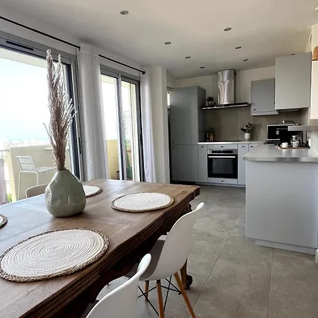 アパート Lea's Cozy Nest With A Sea-mountain View サン・ローラン・デュ・ヴァール