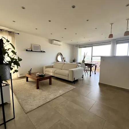 Lea's Cozy Nest With A Sea-mountain View * サン・ローラン・デュ・ヴァール