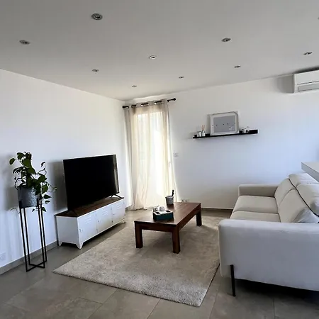 Lea's Cozy Nest With A Sea-mountain View شقة